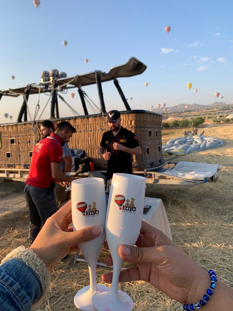 Celebración al aterrizar despues de volar en globo